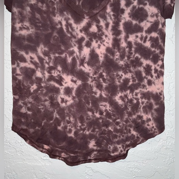 American Eagle Soft & Sexy Woman's Purple Tie Dye V-Neck R-Shirt - Picture 4 of 10